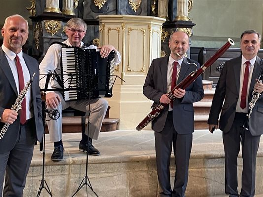 Tanec hudebním světem, aneb Čtyři dechy jeden s měchy